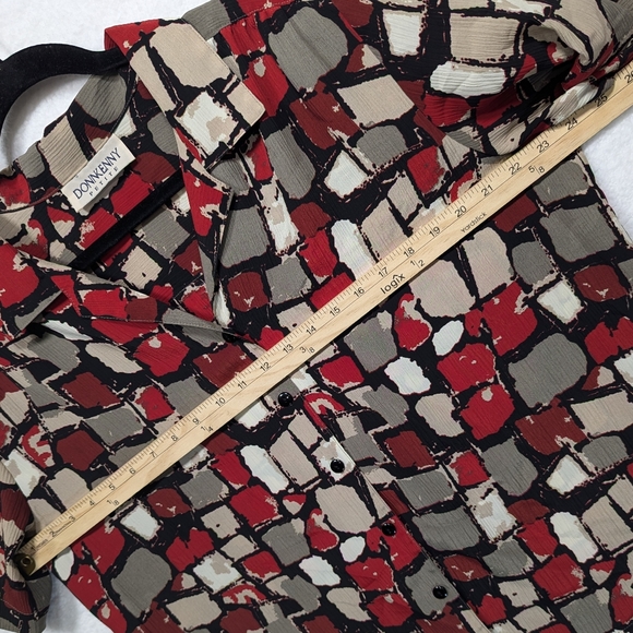 4/$80 Donnkenny Petites Red Beige Abstract Shoulder Pads Short Sleeve Button Up - Picture 7 of 7